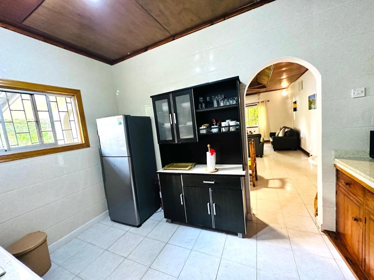 88 Days Self Catering Holidays & Accomodation Baie Lazare  Buitenkant foto